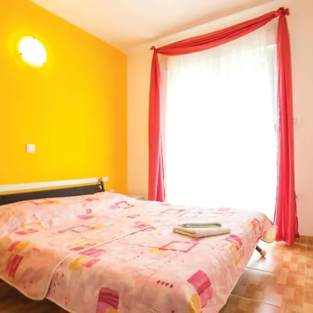 Apartment Gorgeous In With Wifi Makarska