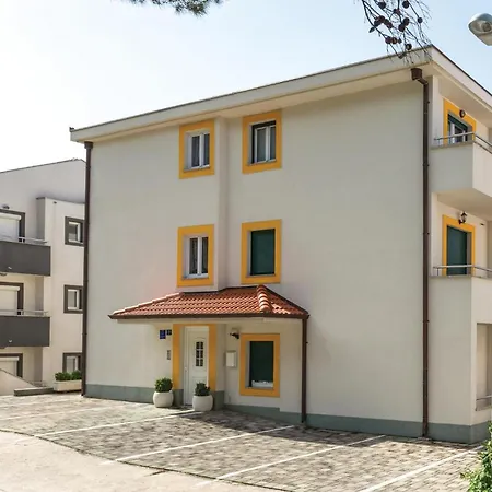 Apartment Gorgeous In With Wifi Makarska